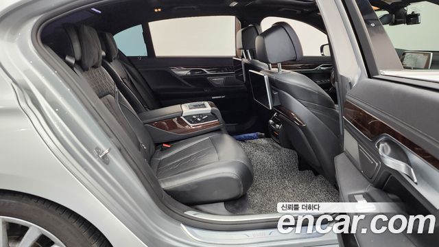 BMW 7-Series 2016 — photo 11