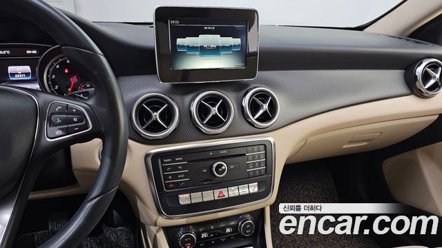 Mercedes-Benz GLA-Class 2018 — photo 20