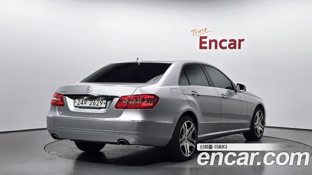 Mercedes-Benz E-Class 2011 — photo 2