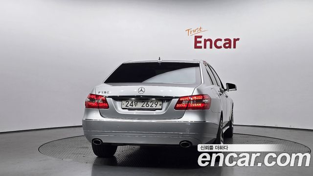 Mercedes-Benz E-Class 2011 — photo 4