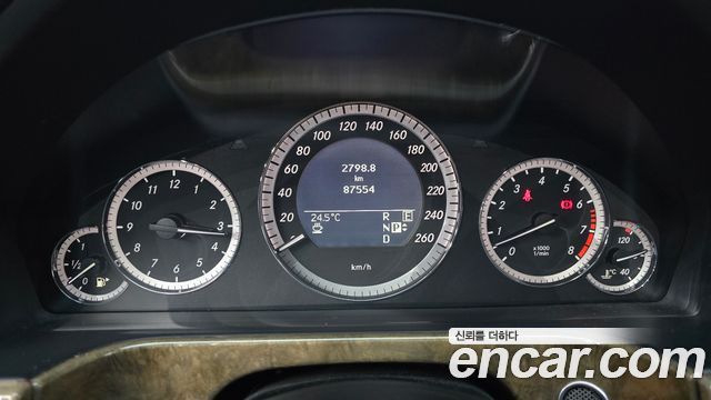 Mercedes-Benz E-Class 2011 — photo 8