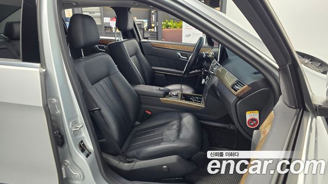 Mercedes-Benz E-Class 2011 — photo 10