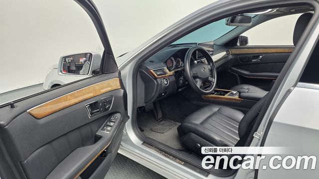 Mercedes-Benz E-Class 2011 — photo 11