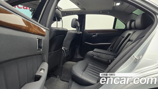 Mercedes-Benz E-Class 2011 — photo 12