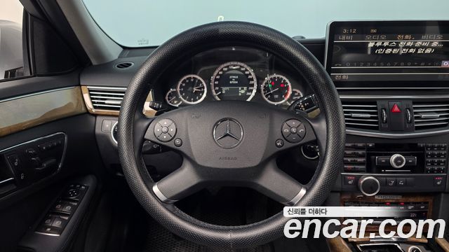 Mercedes-Benz E-Class 2011 — photo 13