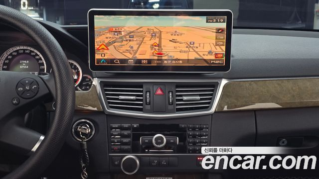Mercedes-Benz E-Class 2011 — photo 15