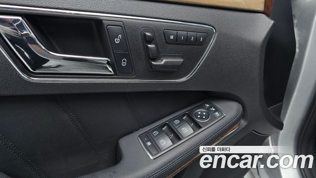 Mercedes-Benz E-Class 2011 — photo 19