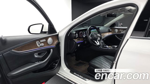 Mercedes-Benz E-Class 2019 — photo 10