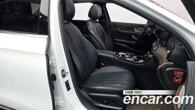 Mercedes-Benz E-Class 2019 — photo 11