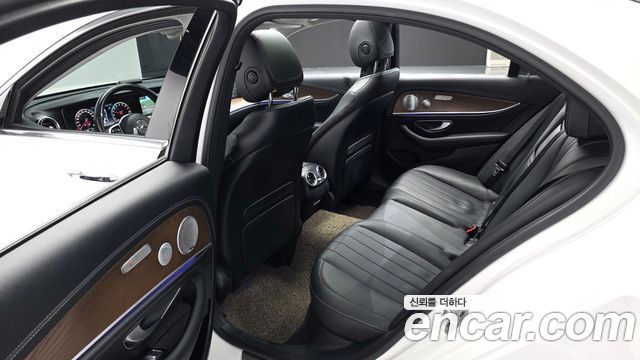 Mercedes-Benz E-Class 2019 — photo 12