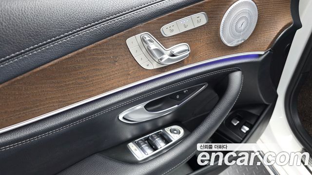 Mercedes-Benz E-Class 2019 — photo 17
