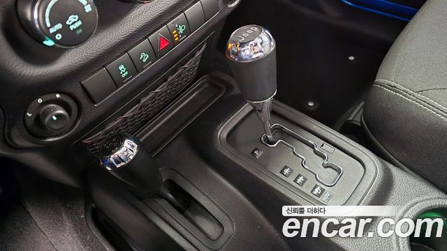 Jeep Wrangler 2016 — photo 12
