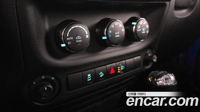 Jeep Wrangler 2016 — photo 21
