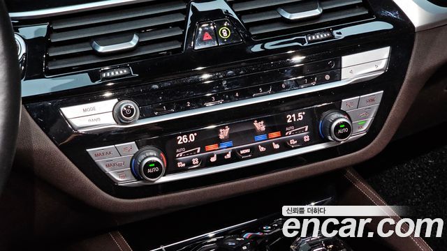 BMW 5-Series 2022 — photo 25