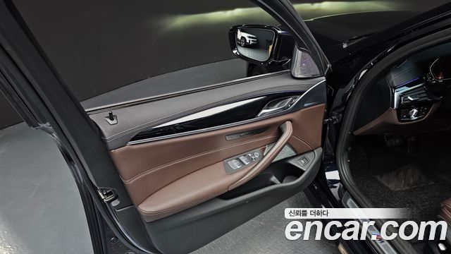 BMW 5-Series 2022 — photo 14