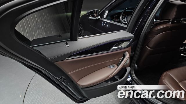 BMW 5-Series 2022 — photo 15