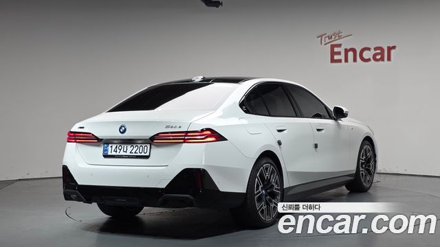 BMW 5-Series 2025 — photo 2