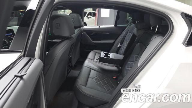 BMW 5-Series 2025 — photo 17