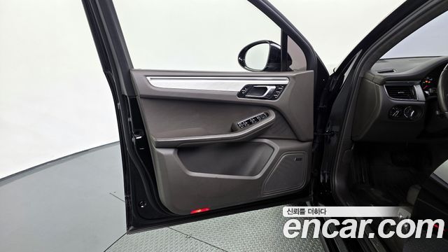 Porsche Macan 2017 — photo 14