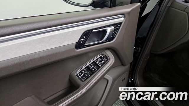 Porsche Macan 2017 — photo 33