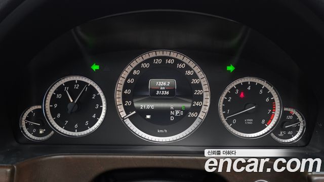 Mercedes-Benz E-Class 2013 — photo 11