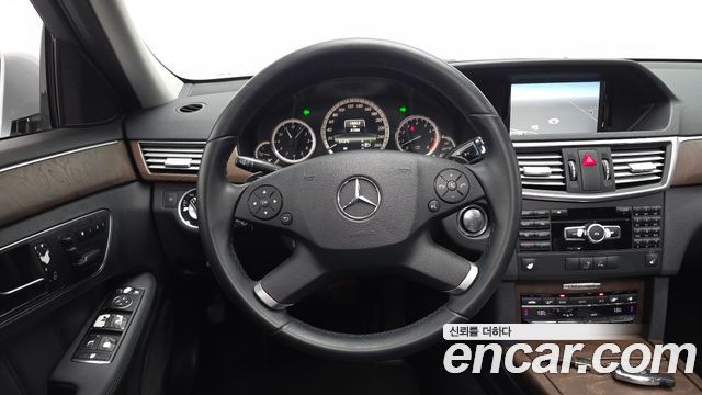 Mercedes-Benz E-Class 2013 — photo 19