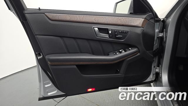 Mercedes-Benz E-Class 2013 — photo 14