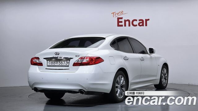 Infiniti M 2011 — photo 2