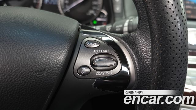 Infiniti M 2011 — photo 18