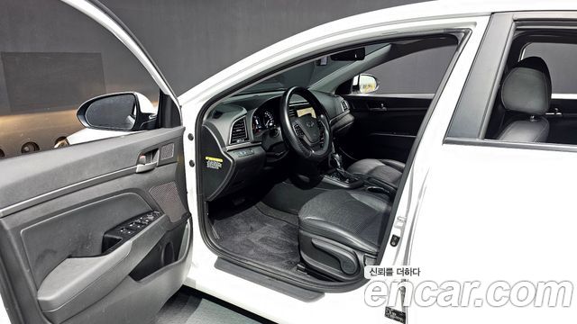 Hyundai AVANTE 2018 — photo 10