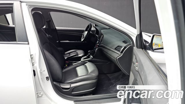 Hyundai AVANTE 2018 — photo 11