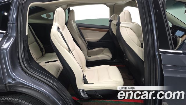 Tesla Model X 2019 — photo 17