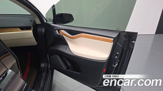 Tesla Model X 2019 — photo 15