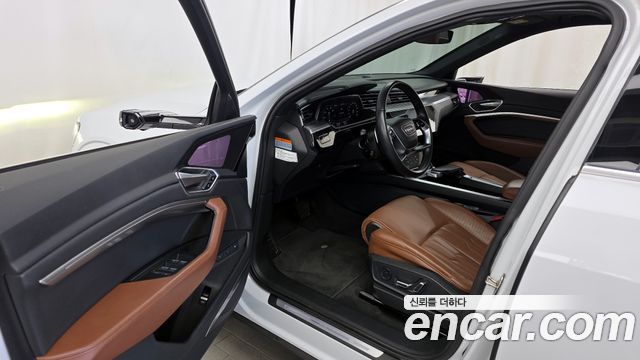 Audi e-tron 2022 — photo 10