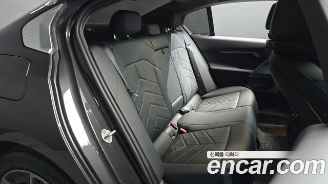 BMW 5-Series 2025 — photo 17