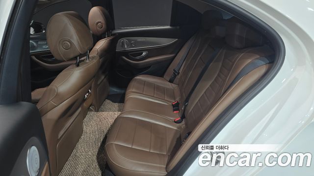 Mercedes-Benz E-Class 2018 — photo 11