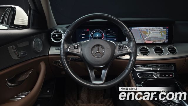 Mercedes-Benz E-Class 2018 — photo 12