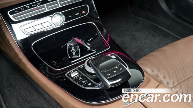 Mercedes-Benz E-Class 2017 — photo 25