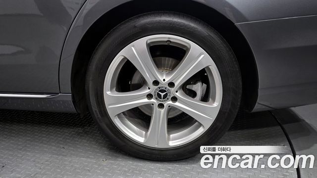 Mercedes-Benz E-Class 2017 — photo 7