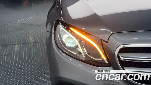 Mercedes-Benz E-Class 2017 — photo 8