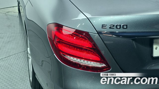 Mercedes-Benz E-Class 2017 — photo 9