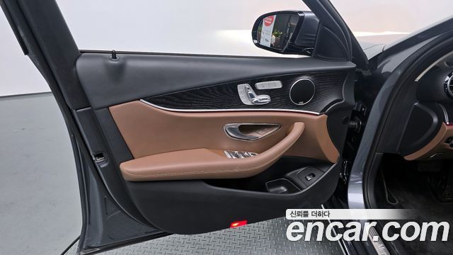 Mercedes-Benz E-Class 2017 — photo 14