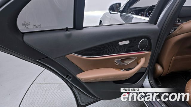 Mercedes-Benz E-Class 2017 — photo 15