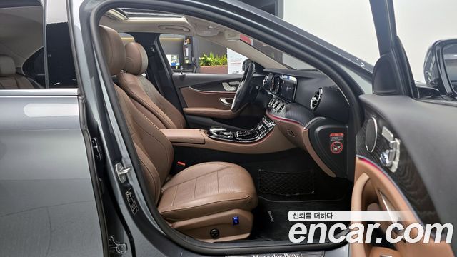 Mercedes-Benz E-Class 2017 — photo 16