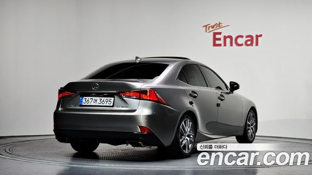 Lexus IS 2019 — photo 2