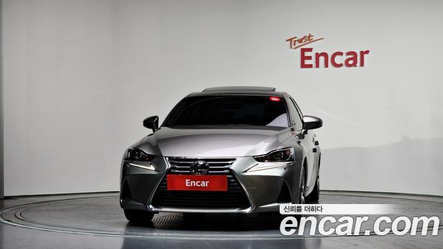 Lexus IS 2019 — photo 3