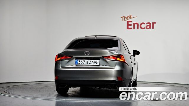 Lexus IS 2019 — photo 4