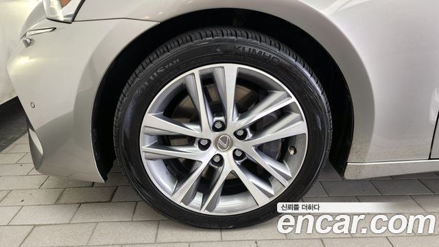 Lexus IS 2019 — photo 5