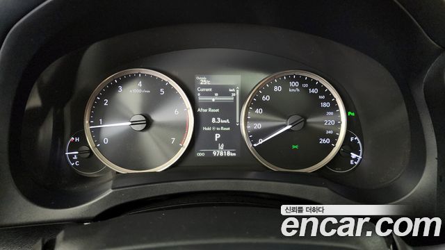 Lexus IS 2019 — photo 11