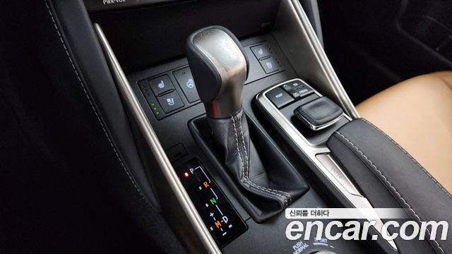 Lexus IS 2019 — photo 12